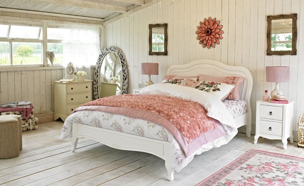 Bedroom decorating ideas: French style bedroom